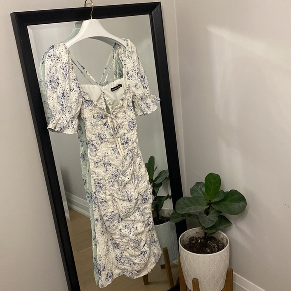 Summer dress. Only worn once. Back cut out. Pretty details! - Picture 5 of 6